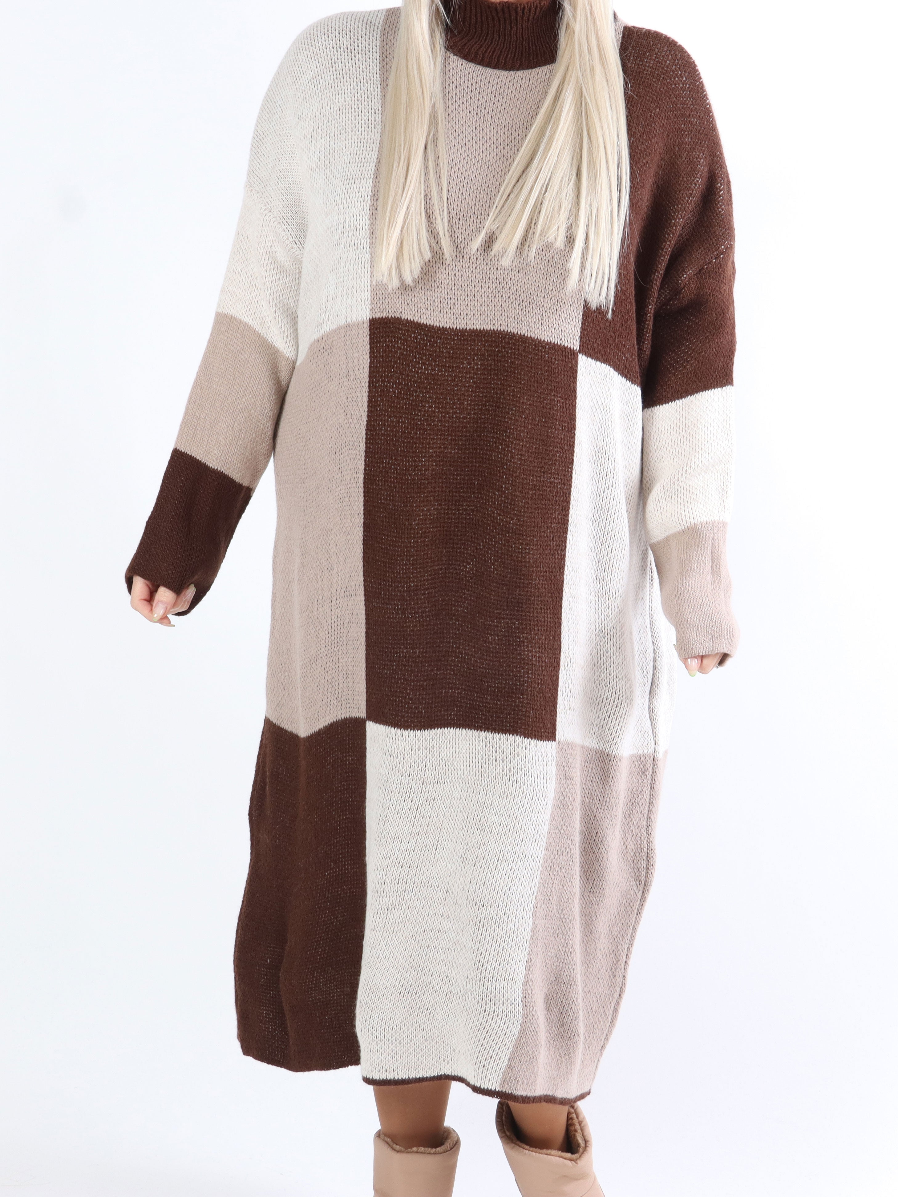 Malika - Rutig plus size stickad klänning med rullhals - Black